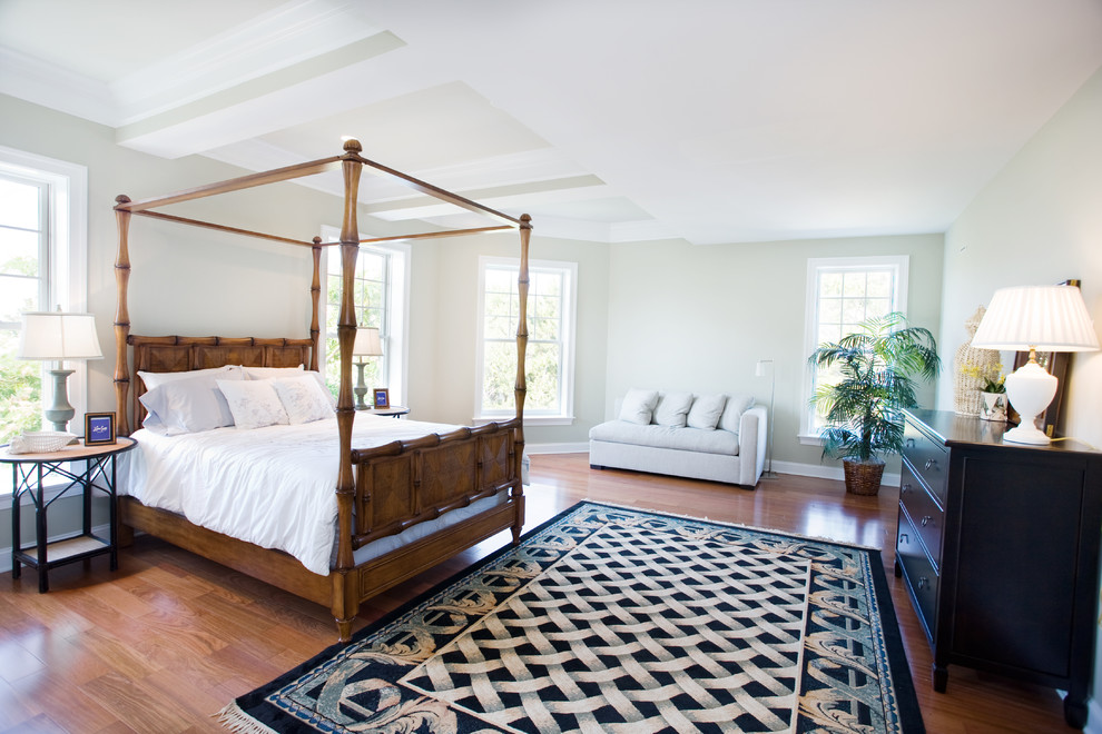 他の地域にある広いトロピカルスタイルのおしゃれな主寝室 (緑の壁、濃色無垢フローリング、茶色い床、グレーとブラウン) のインテリア