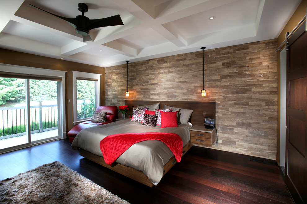Klassisches Schlafzimmer ohne Kamin mit brauner Wandfarbe und dunklem Holzboden in Toronto