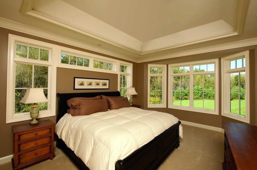 Стильный дизайн: маленькая хозяйская спальня в классическом стиле с коричневыми стенами, ковровым покрытием и бежевым полом без камина для на участке и в саду - последний тренд