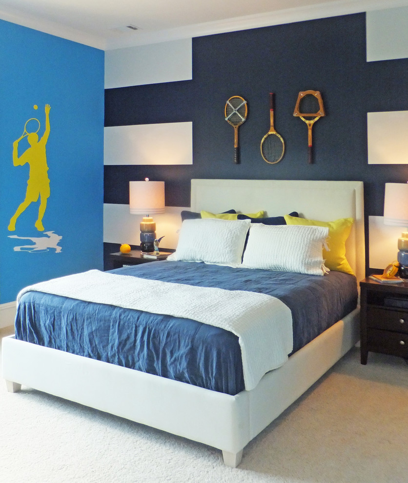 Modelo de habitación de invitados grande con paredes azules y moqueta