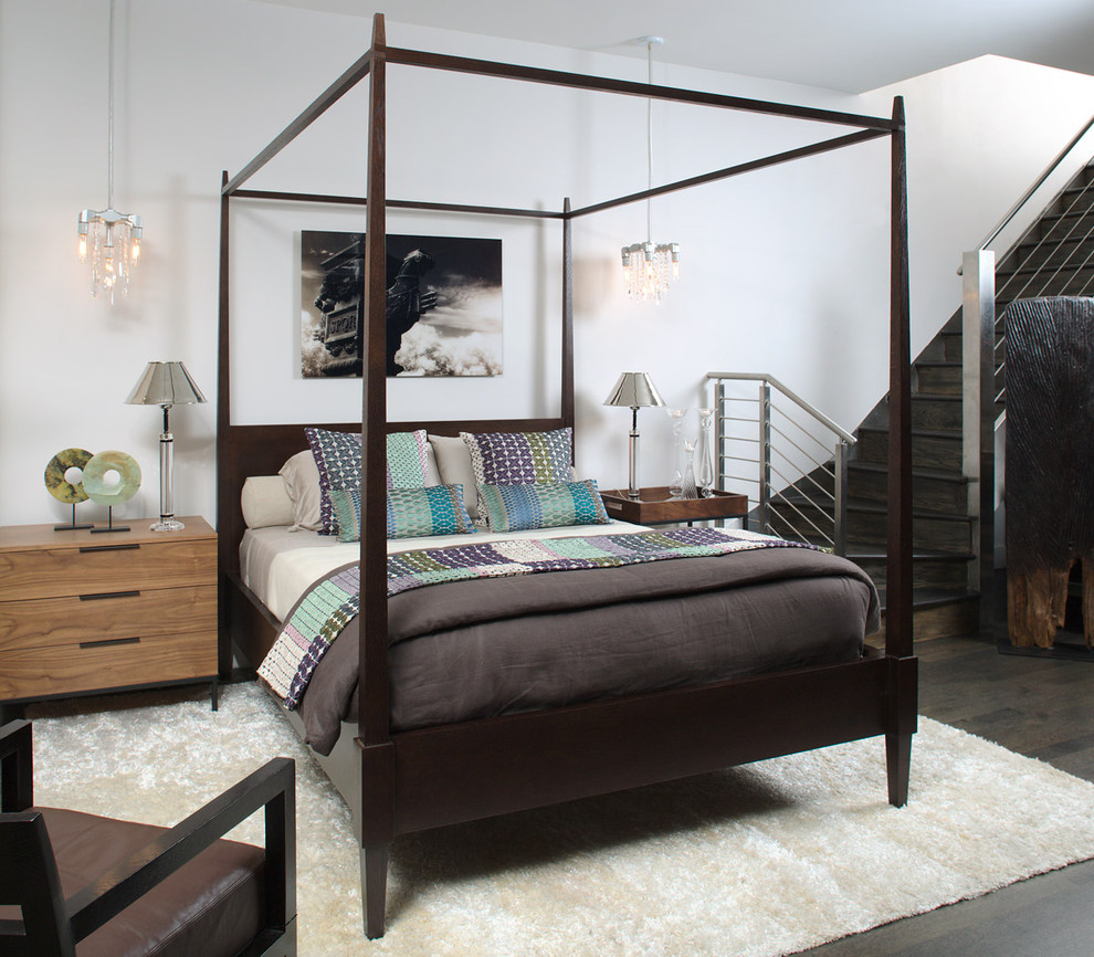 Modelo de dormitorio contemporáneo con paredes blancas y suelo de madera oscura