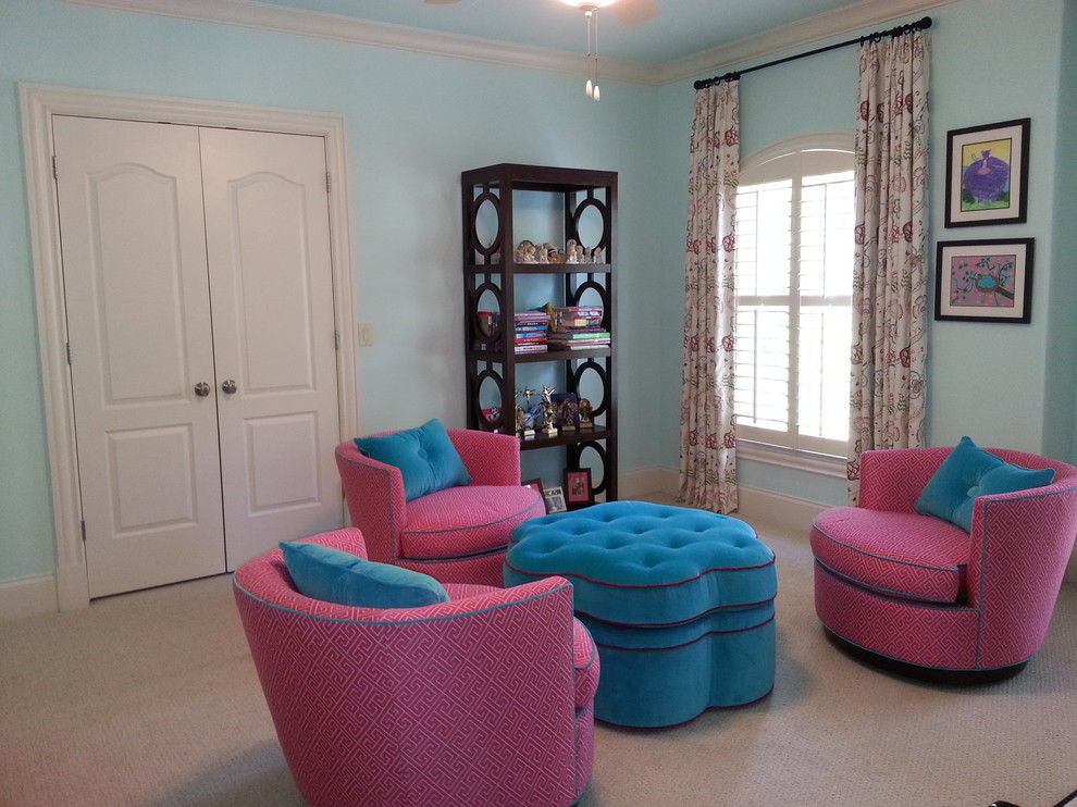На фото: большая гостевая спальня (комната для гостей) в классическом стиле с синими стенами, ковровым покрытием и бежевым полом без камина с
