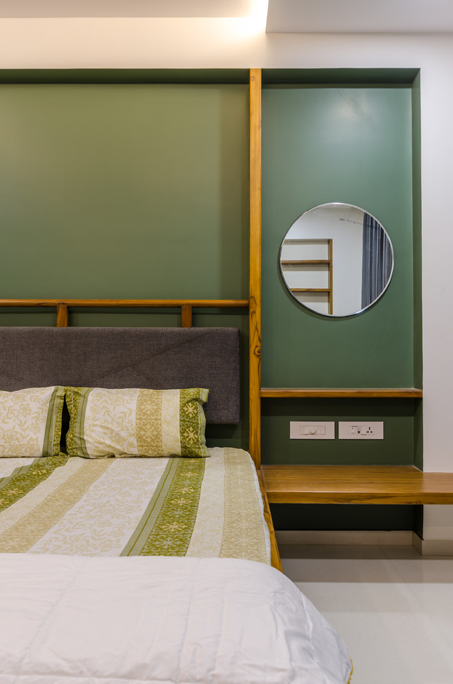 Стильный дизайн: спальня в восточном стиле с зелеными стенами и серым полом - последний тренд