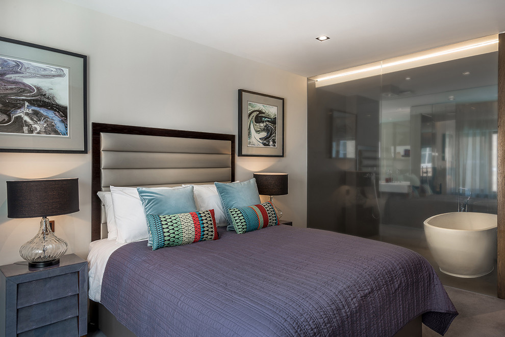 Modernes Hauptschlafzimmer mit grauer Wandfarbe und Teppichboden in London