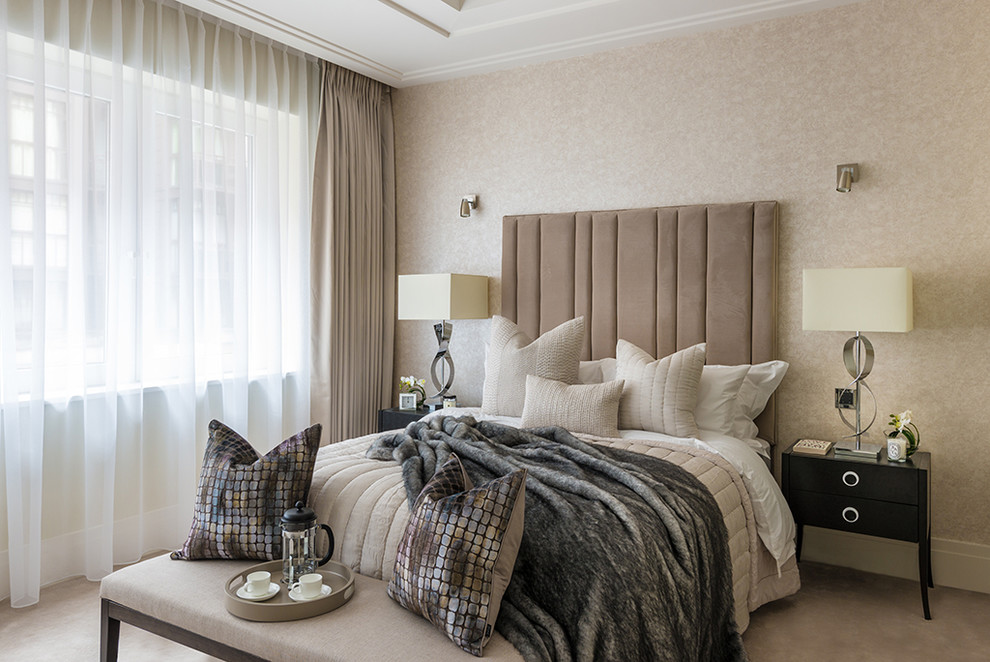 Стильный дизайн: хозяйская спальня в современном стиле с бежевыми стенами и ковровым покрытием - последний тренд