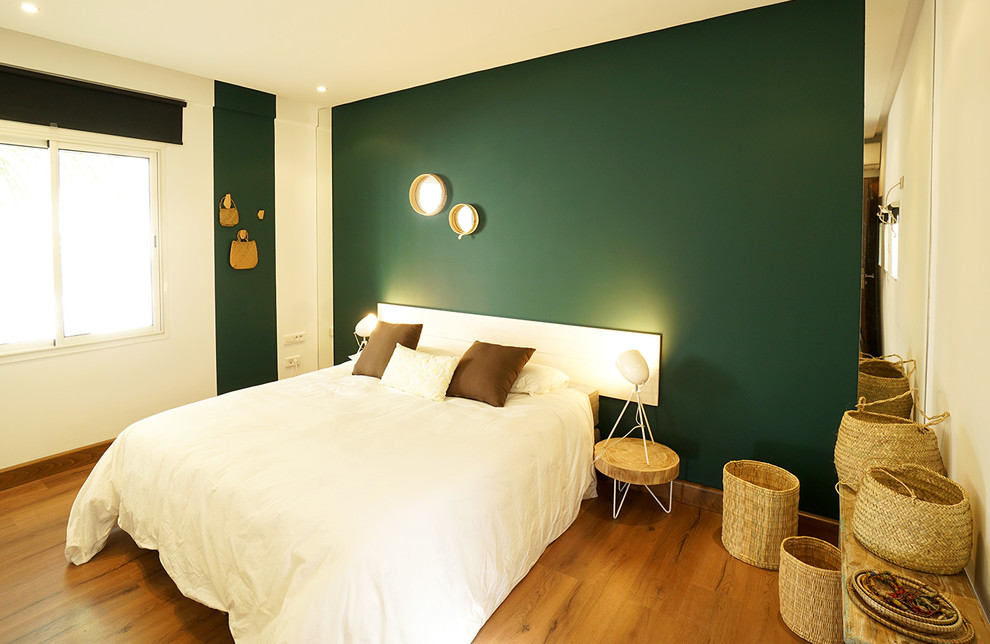 Diseño de dormitorio romántico pequeño con paredes verdes y suelo de contrachapado