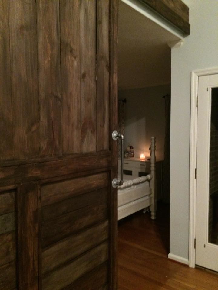 На фото: большая спальня на антресоли в стиле рустика с серыми стенами и темным паркетным полом без камина