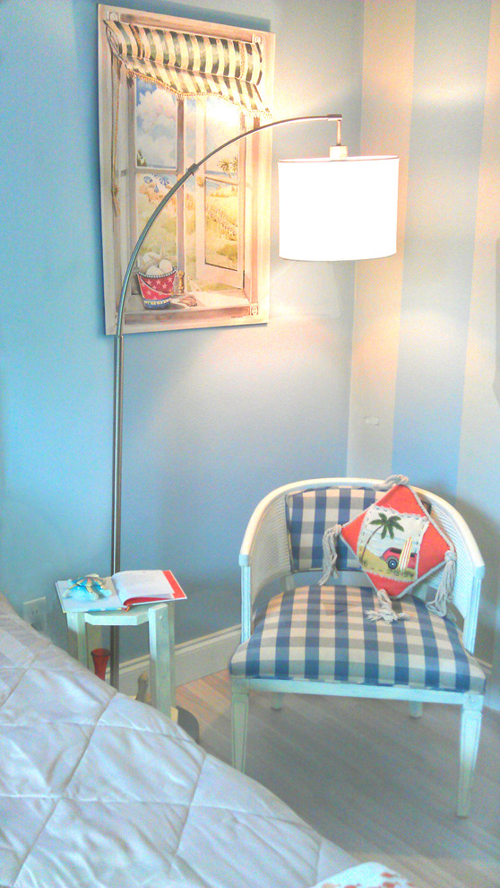 На фото: маленькая гостевая спальня (комната для гостей) в морском стиле с синими стенами и светлым паркетным полом без камина для на участке и в саду с