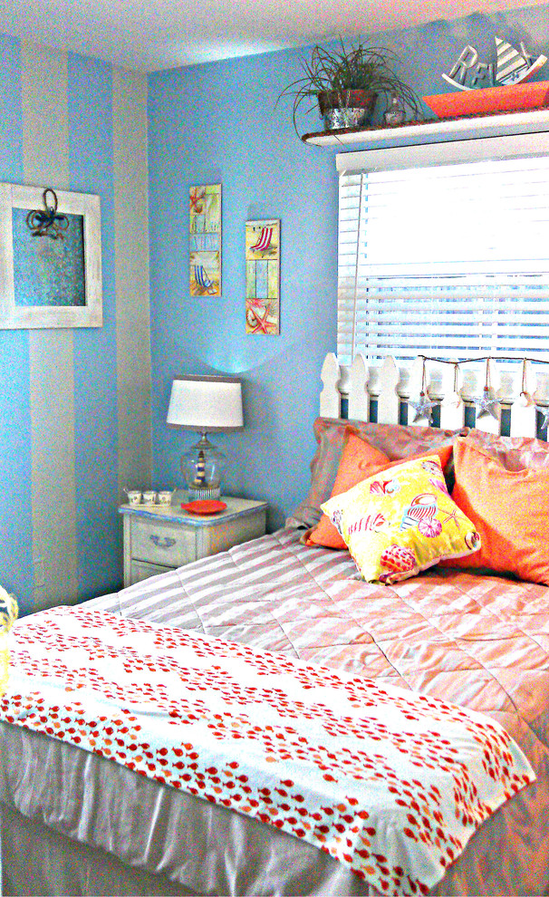 Foto de habitación de invitados exótica pequeña sin chimenea con paredes azules y suelo de madera clara