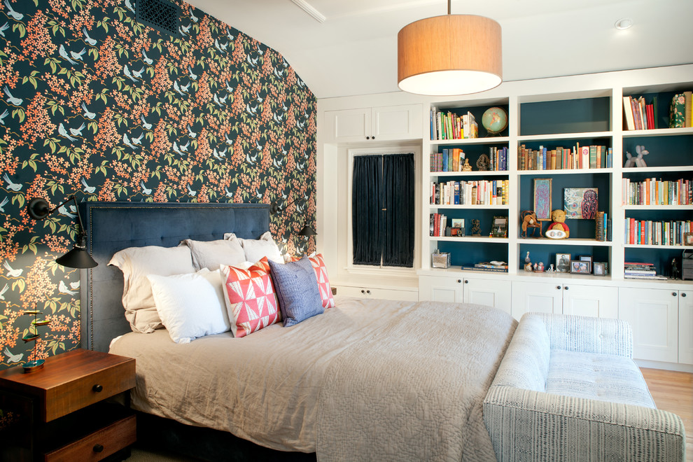 На фото: спальня в классическом стиле с разноцветными стенами, светлым паркетным полом и акцентной стеной без камина