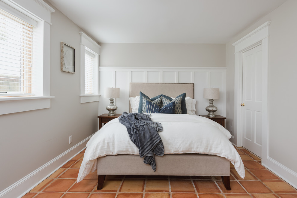 На фото: гостевая спальня (комната для гостей) в морском стиле с серыми стенами и оранжевым полом