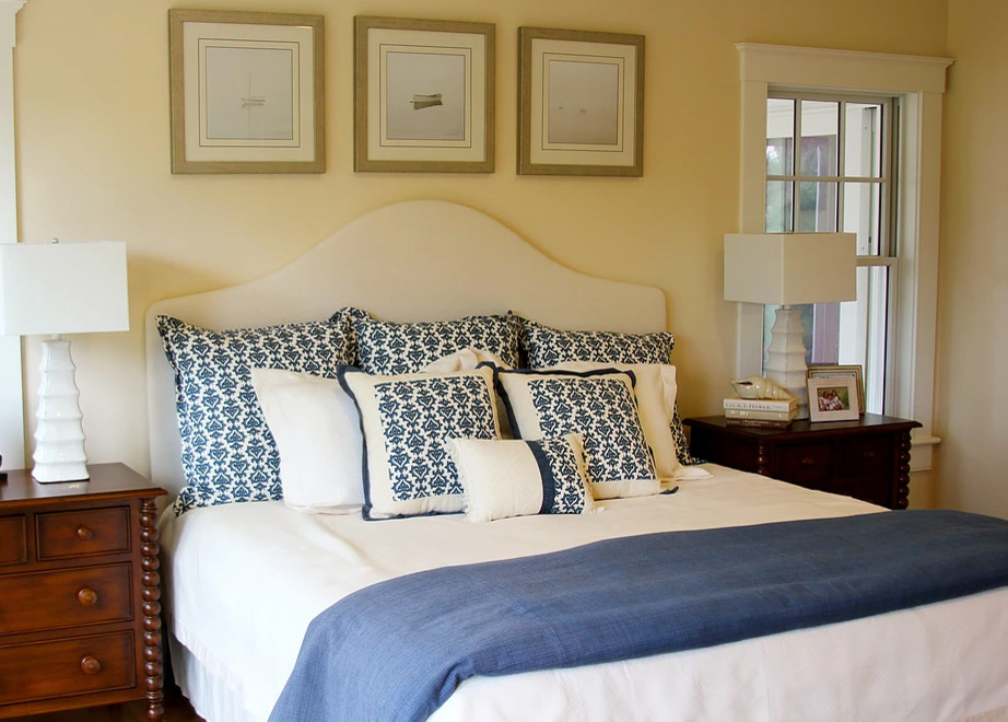 На фото: хозяйская спальня среднего размера в морском стиле с белыми стенами без камина с