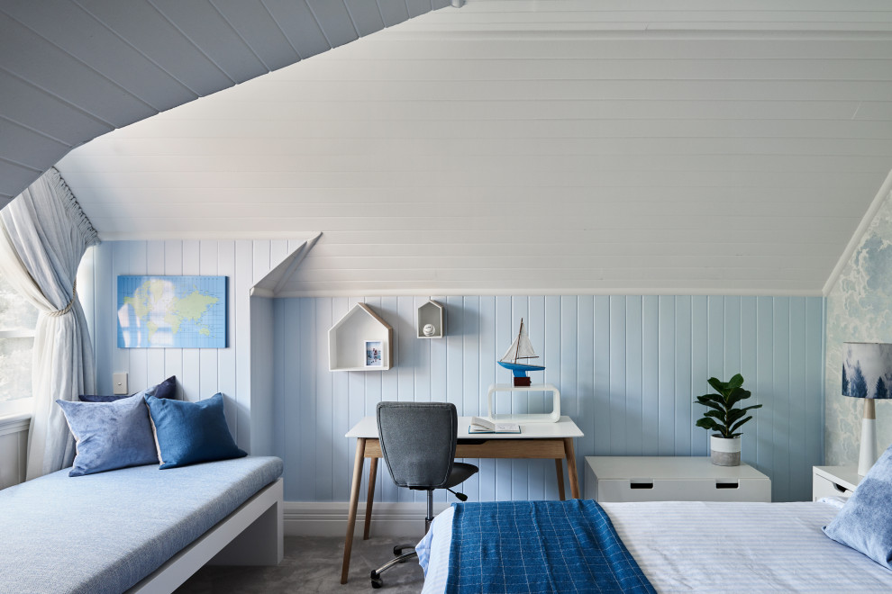 Maritim inredning av ett sovrum, med blå väggar, heltäckningsmatta och grått golv