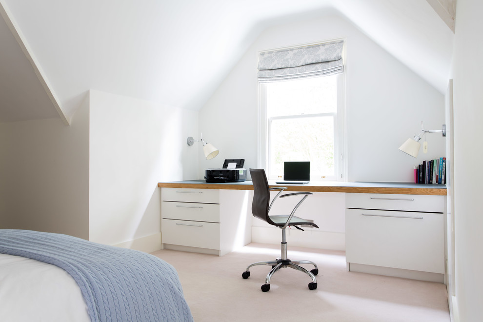 Exemple d'une chambre chic de taille moyenne avec un mur blanc.