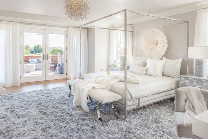 Foto de habitación de invitados contemporánea grande sin chimenea con paredes grises y suelo de madera clara