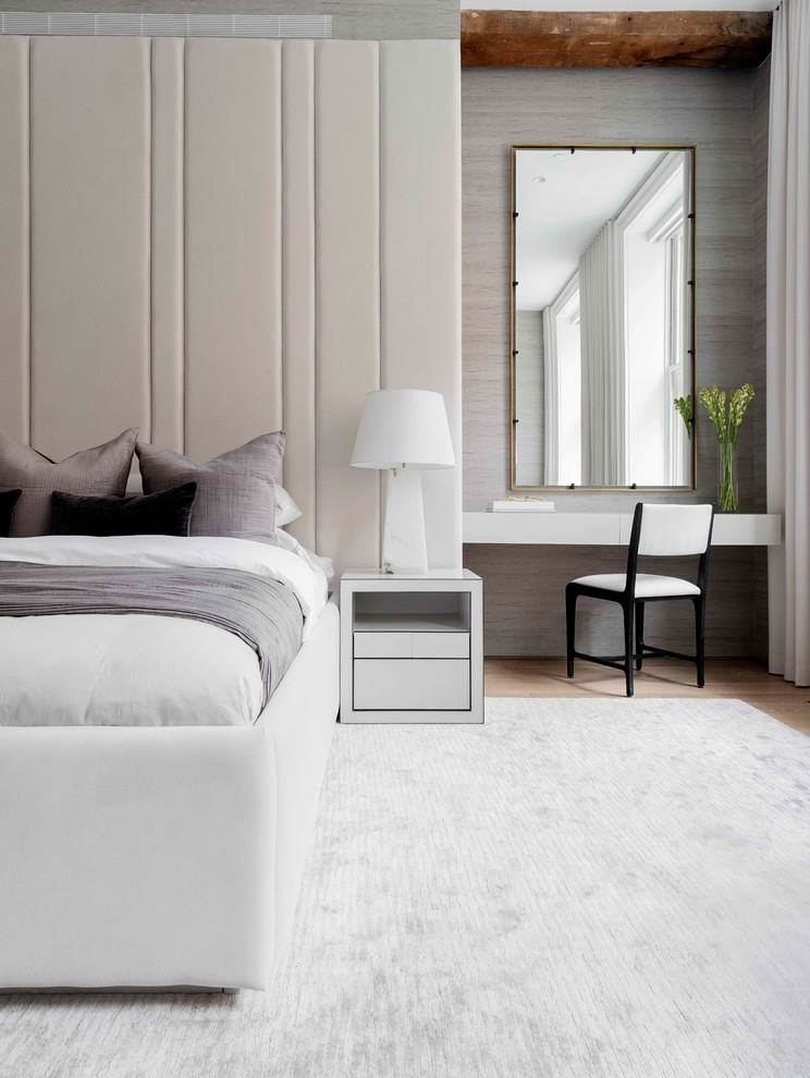 Modernes Schlafzimmer mit grauer Wandfarbe, braunem Holzboden und braunem Boden in New York