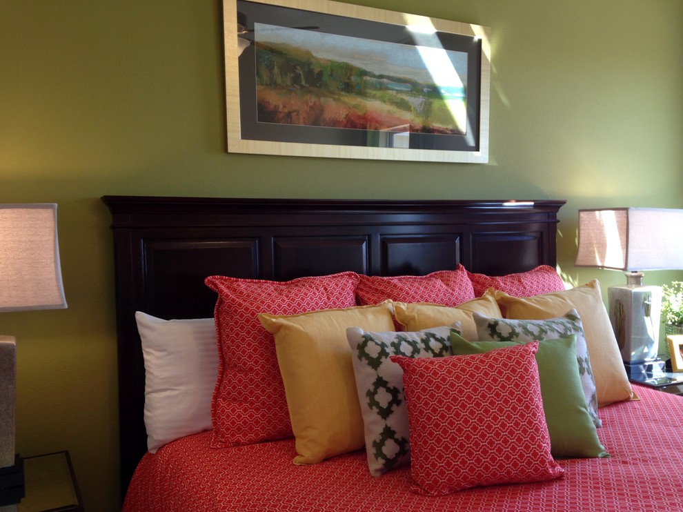 Ejemplo de dormitorio principal tradicional renovado de tamaño medio con paredes verdes