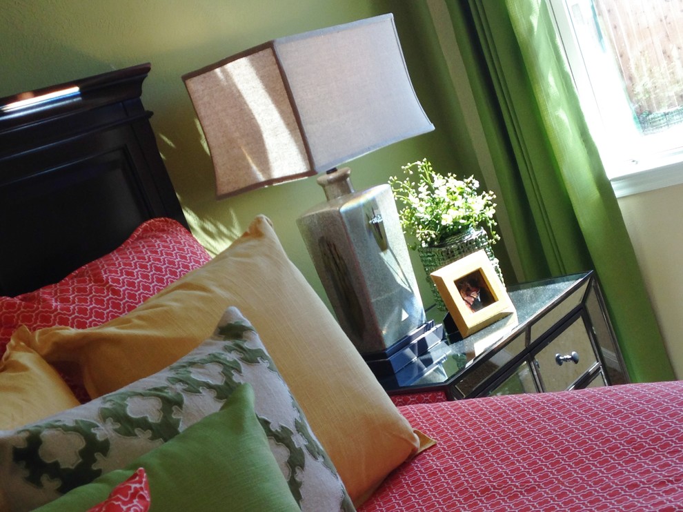 インディアナポリスにある中くらいなトランジショナルスタイルのおしゃれな主寝室 (緑の壁)