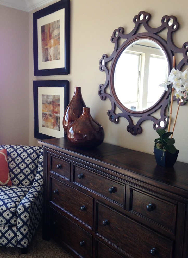 Mittelgroßes Klassisches Hauptschlafzimmer mit blauer Wandfarbe in Indianapolis