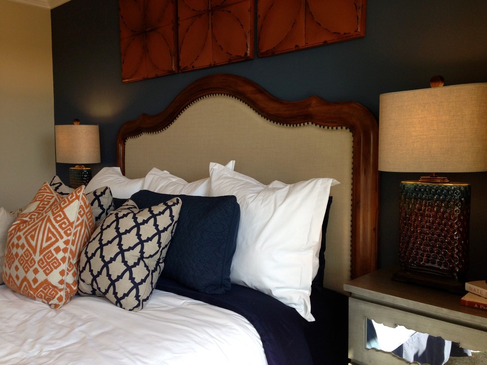 Foto de dormitorio principal tradicional renovado de tamaño medio con paredes azules