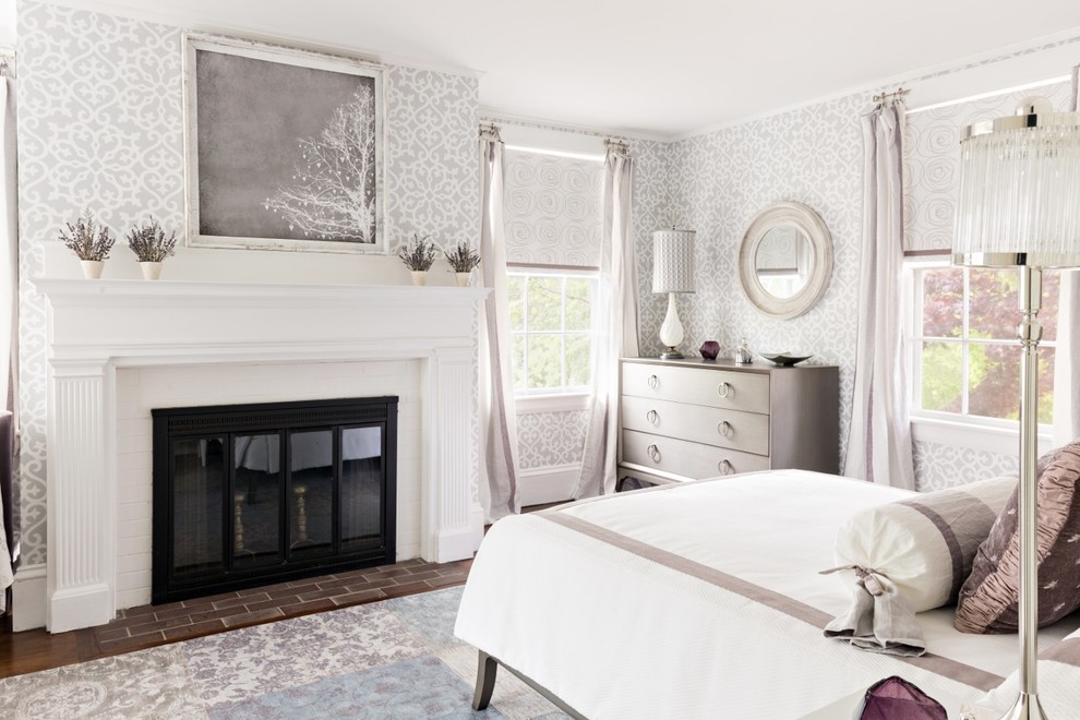 ボストンにあるトランジショナルスタイルのおしゃれな主寝室 (マルチカラーの壁、標準型暖炉) のインテリア