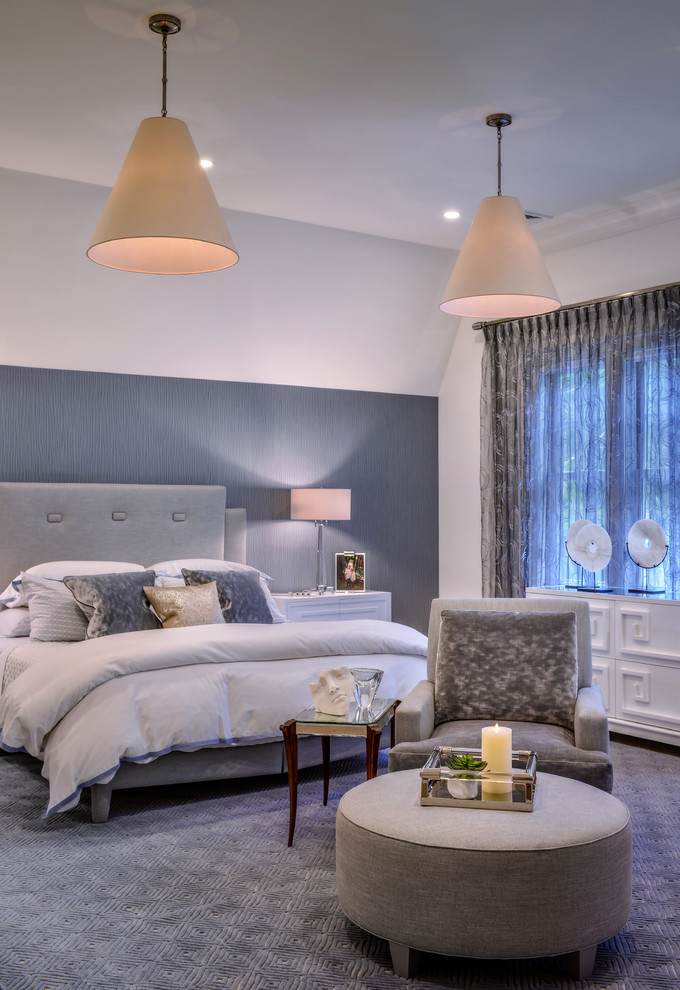 Klassisches Schlafzimmer mit weißer Wandfarbe, Teppichboden und grauem Boden in Miami