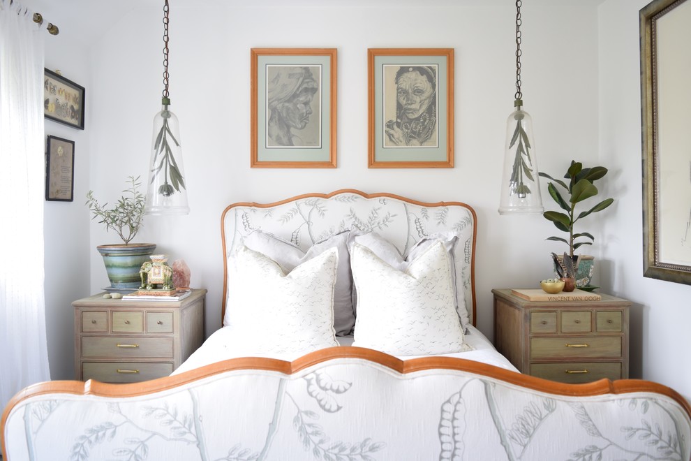 На фото: гостевая спальня среднего размера, (комната для гостей) в стиле кантри с белыми стенами, деревянным полом и зеленым полом без камина