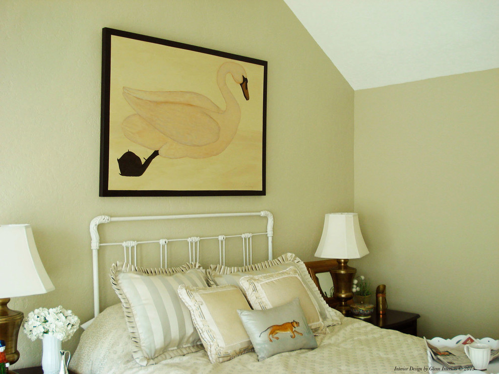 ポートランドにあるカントリー風のおしゃれな主寝室 (グレーの壁、カーペット敷き) のレイアウト