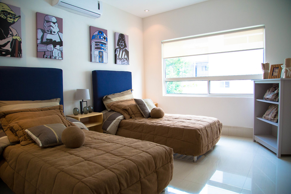 Источник вдохновения для домашнего уюта: гостевая спальня среднего размера, (комната для гостей) в современном стиле с белыми стенами и полом из керамической плитки