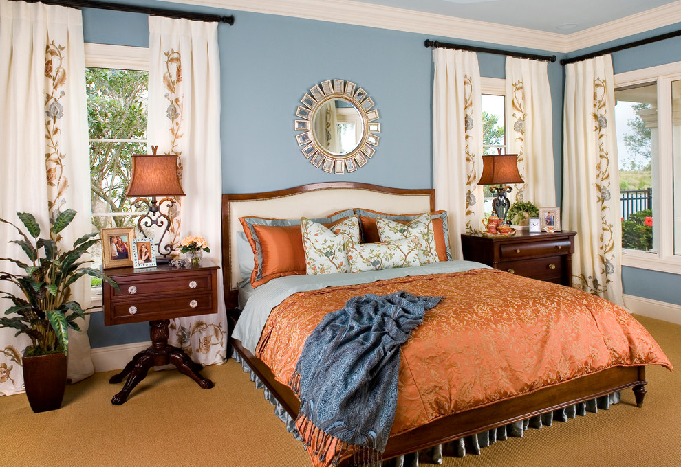 Imagen de dormitorio principal tradicional grande sin chimenea con paredes azules y moqueta
