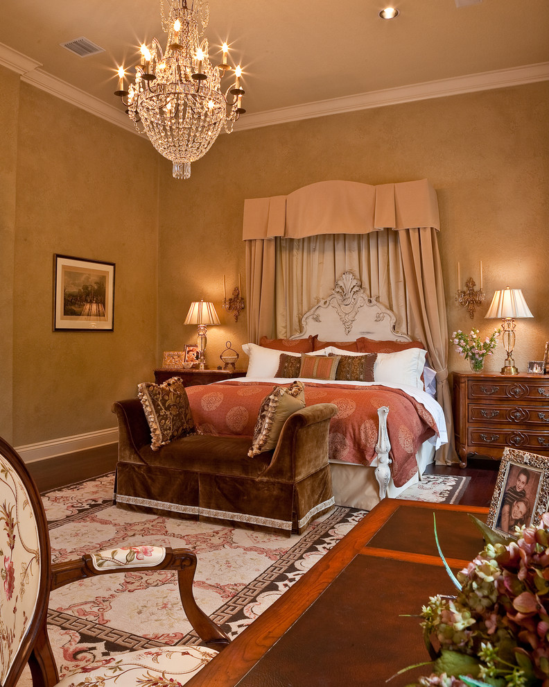 タンパにある広いトラディショナルスタイルのおしゃれな主寝室 (茶色い壁、濃色無垢フローリング、暖炉なし) のレイアウト