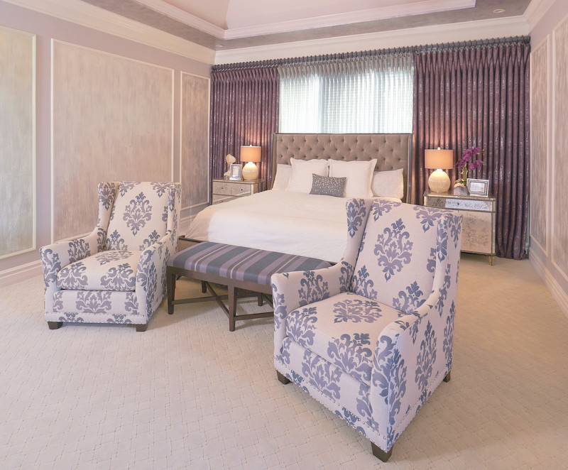 На фото: огромная хозяйская спальня в стиле неоклассика (современная классика) с серыми стенами и ковровым покрытием без камина