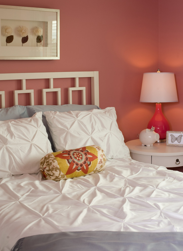 Источник вдохновения для домашнего уюта: гостевая спальня среднего размера, (комната для гостей) в современном стиле с розовыми стенами и ковровым покрытием