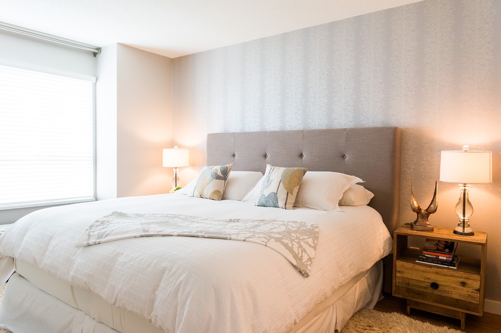 Источник вдохновения для домашнего уюта: хозяйская спальня среднего размера в современном стиле с серыми стенами и пробковым полом без камина