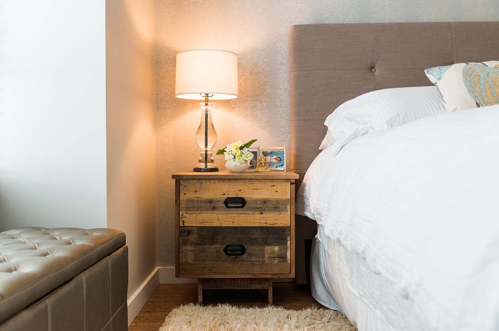 Стильный дизайн: хозяйская спальня среднего размера в современном стиле с серыми стенами и пробковым полом без камина - последний тренд