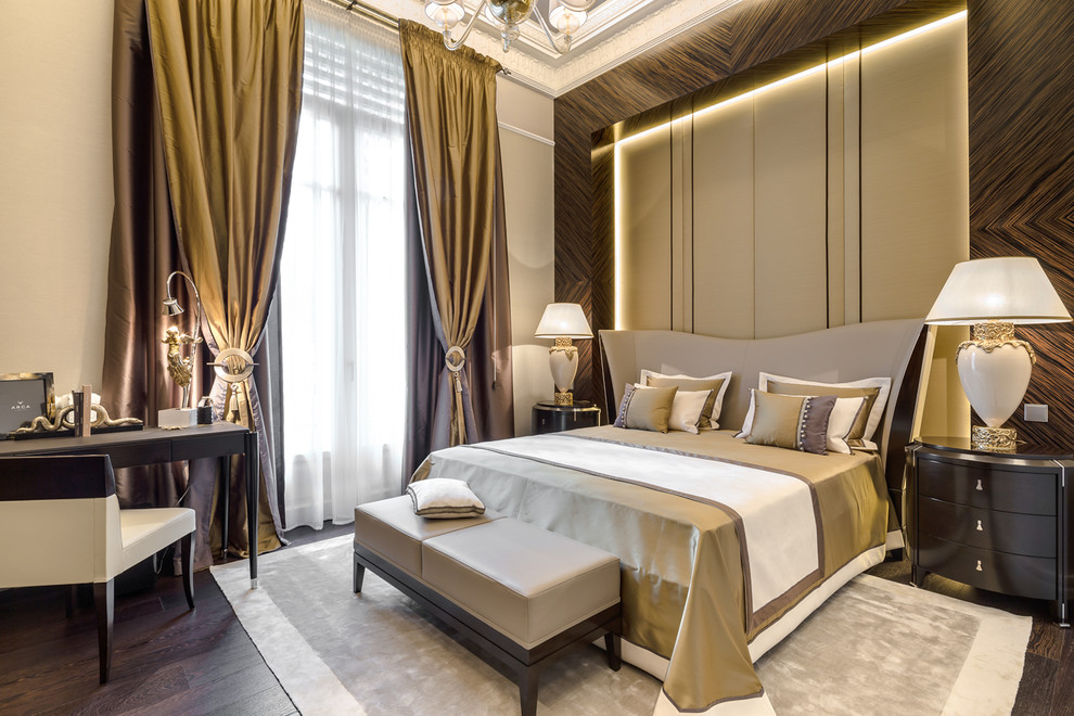 Modelo de dormitorio principal clásico con paredes beige y suelo de madera oscura