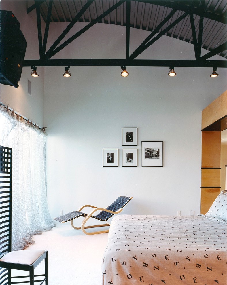 Ispirazione per una camera da letto contemporanea con pareti bianche