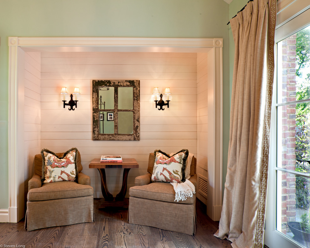 Diseño de dormitorio clásico con paredes verdes y suelo de madera oscura