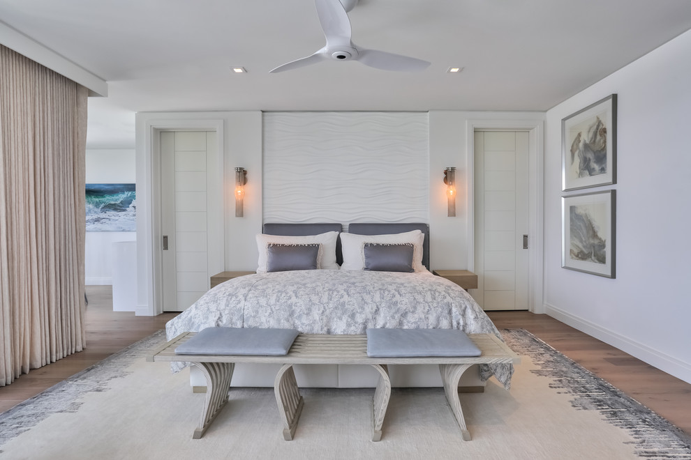 マイアミにある中くらいなコンテンポラリースタイルのおしゃれな主寝室 (白い壁、淡色無垢フローリング、茶色い床、グレーとブラウン)
