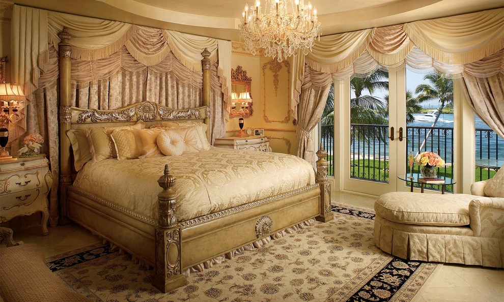マイアミにあるトラディショナルスタイルのおしゃれな寝室 (ベージュの壁) のインテリア