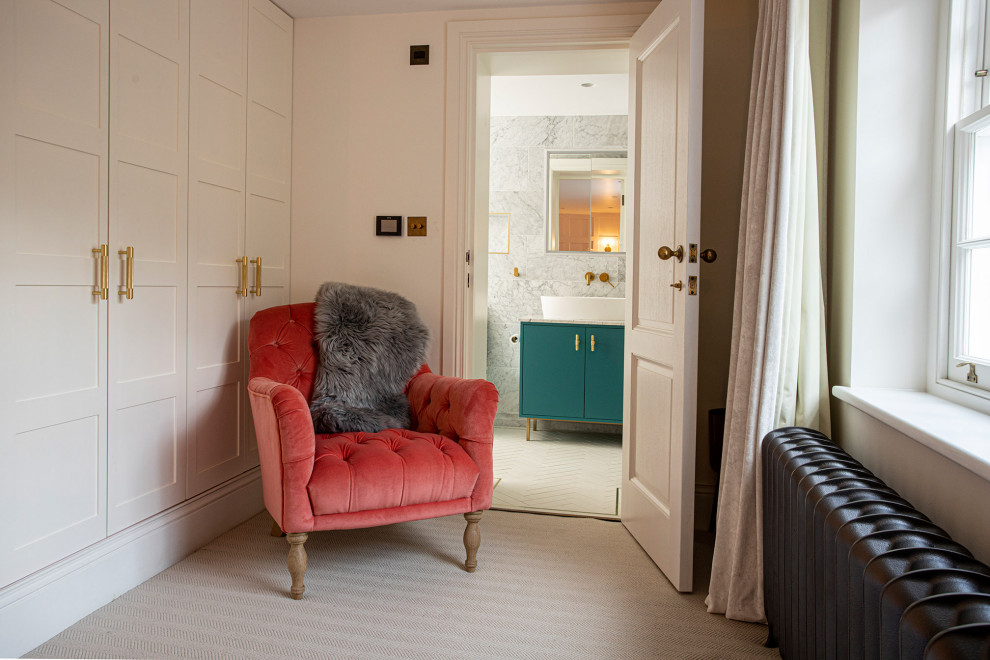 На фото: большая гостевая спальня (комната для гостей) в современном стиле с серыми стенами, ковровым покрытием, бежевым полом и панелями на части стены