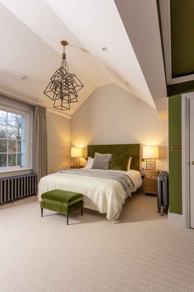 Стильный дизайн: большая хозяйская спальня в современном стиле с серыми стенами, ковровым покрытием, стандартным камином, бежевым полом, сводчатым потолком и фасадом камина из металла - последний тренд