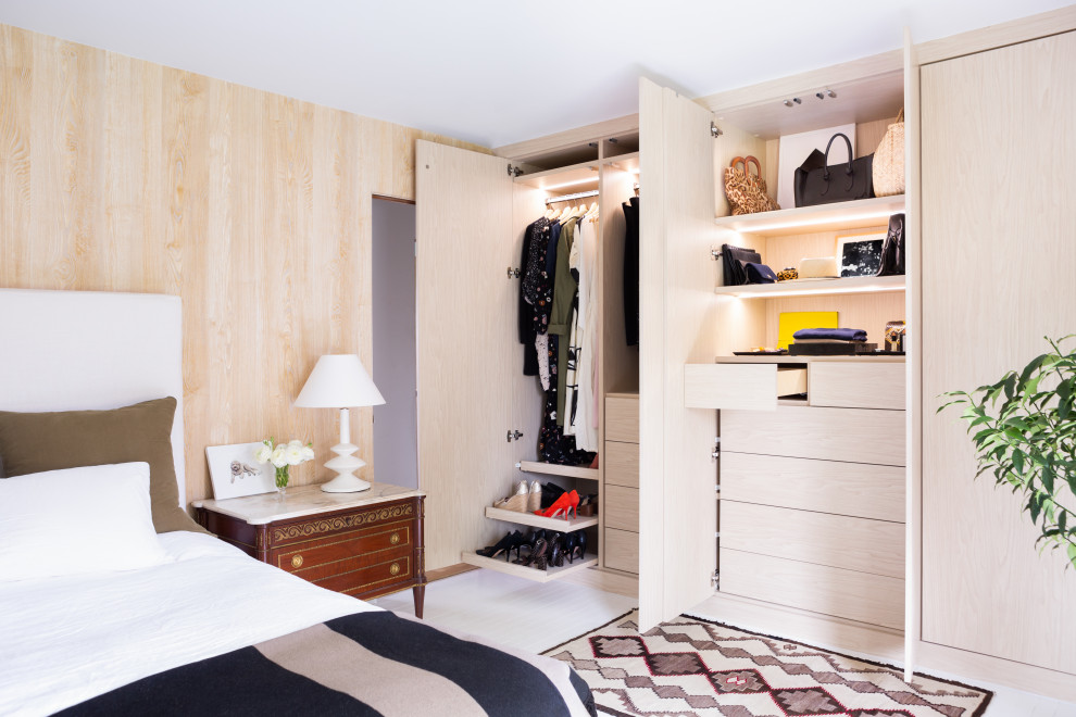 Modelo de dormitorio principal retro grande sin chimenea con paredes blancas, suelo de madera clara y suelo blanco