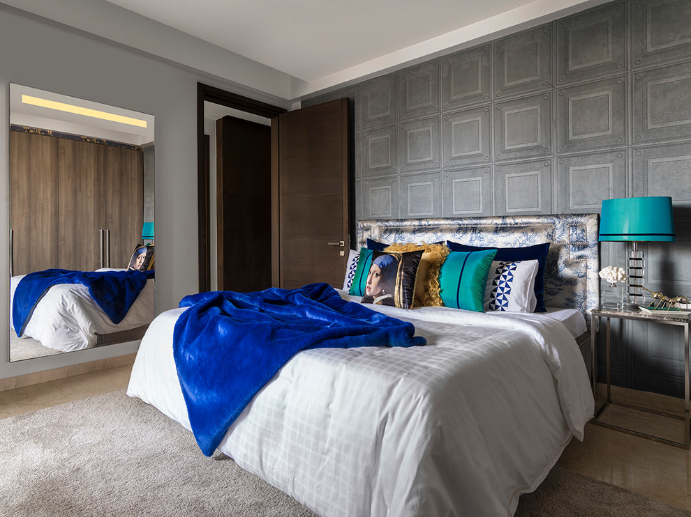 Foto di una camera da letto minimal con pareti grigie e pavimento beige