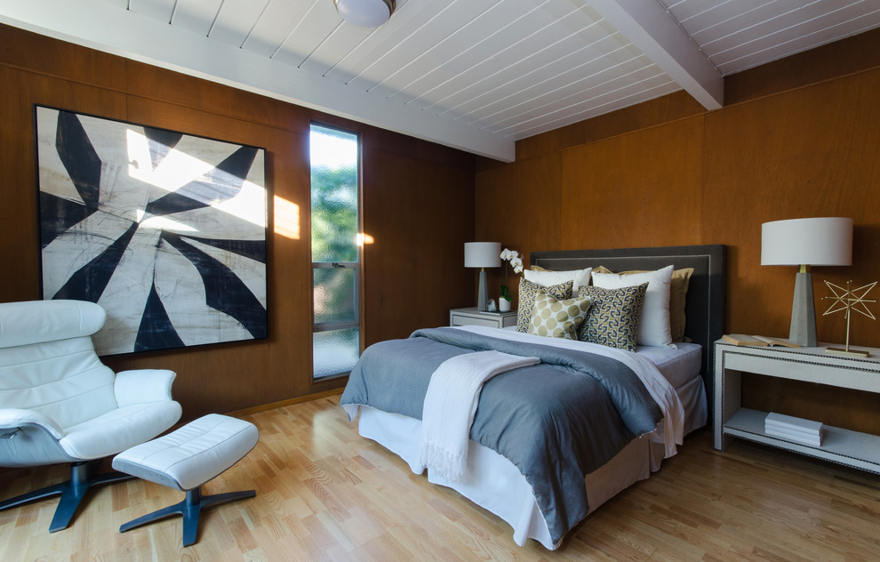 Imagen de dormitorio tradicional renovado con paredes marrones, suelo de madera clara y suelo beige
