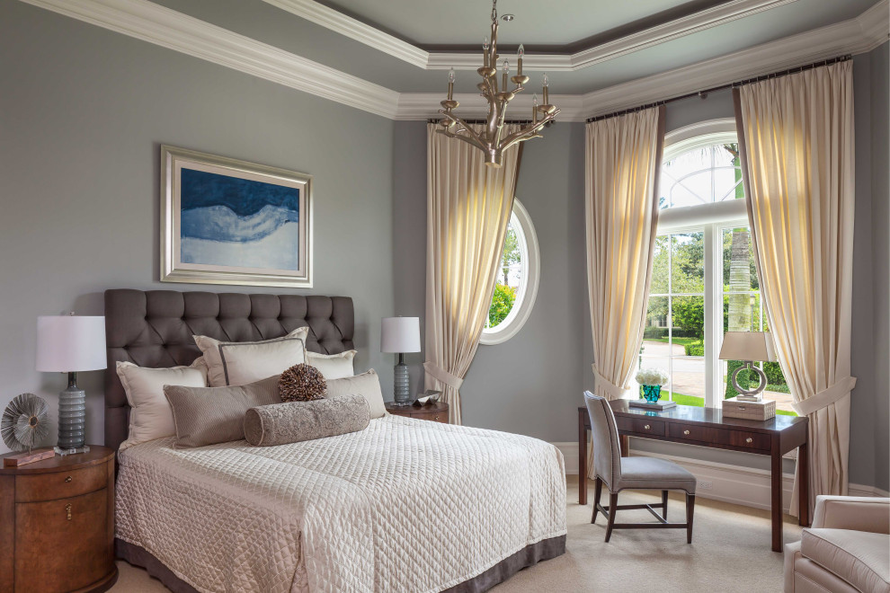 Свежая идея для дизайна: спальня в стиле неоклассика (современная классика) с серыми стенами, ковровым покрытием, бежевым полом и многоуровневым потолком - отличное фото интерьера