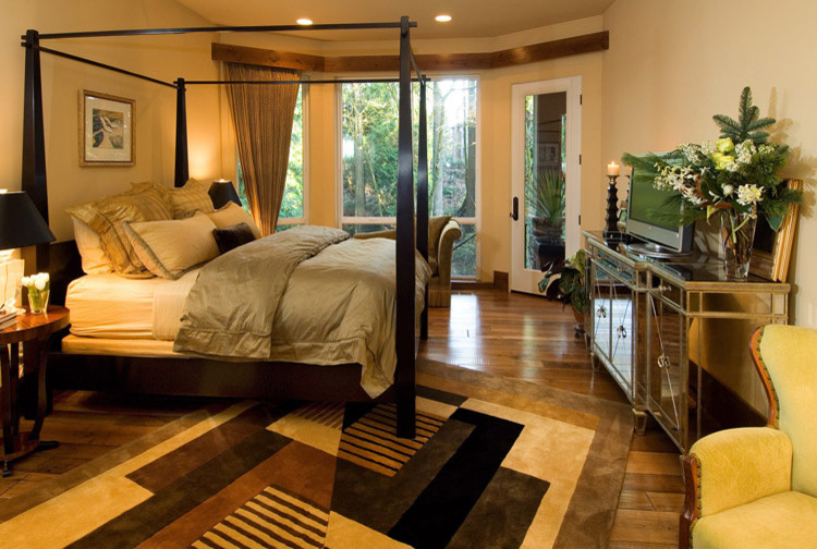 Foto de dormitorio principal bohemio de tamaño medio con paredes beige y suelo de madera en tonos medios