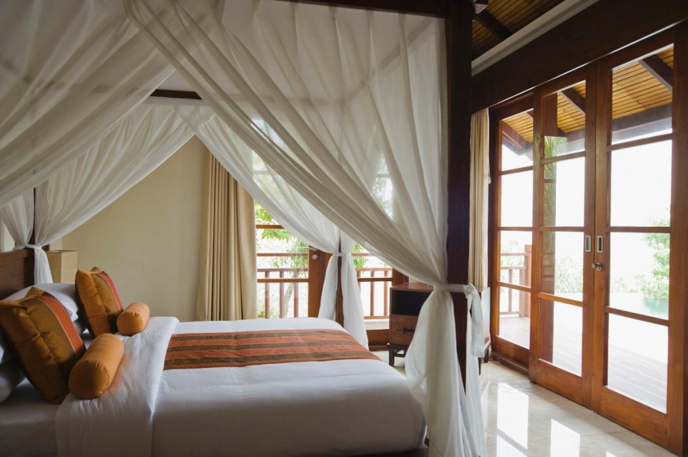 На фото: спальня среднего размера на антресоли в морском стиле с бежевыми стенами и полом из керамогранита