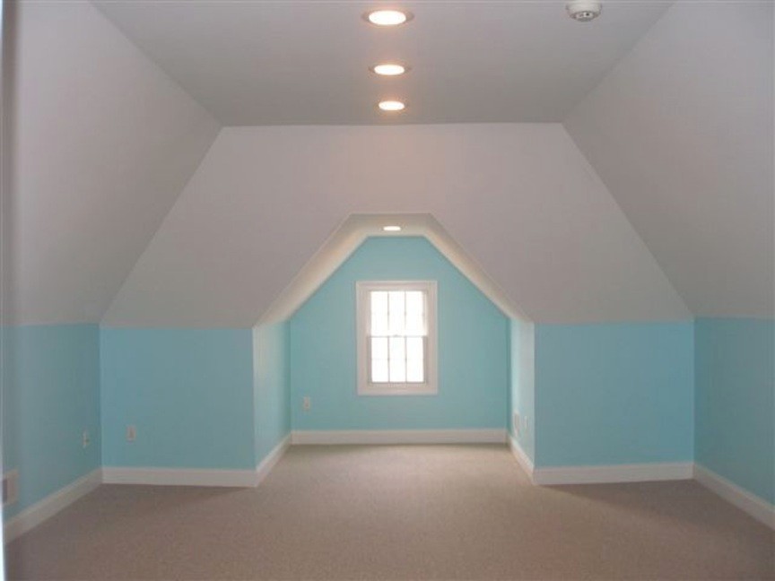 Klassisches Gästezimmer mit blauer Wandfarbe und Teppichboden in New York