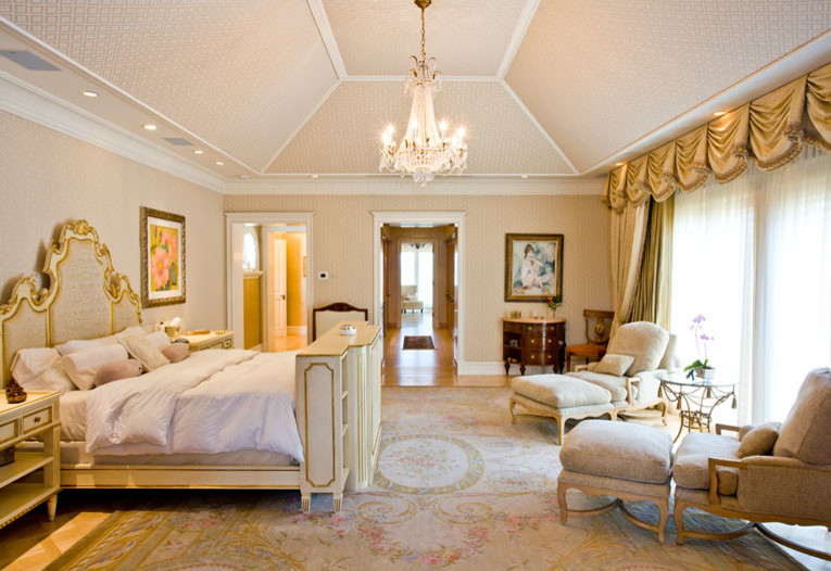 Klassisches Hauptschlafzimmer mit beiger Wandfarbe und hellem Holzboden in New York